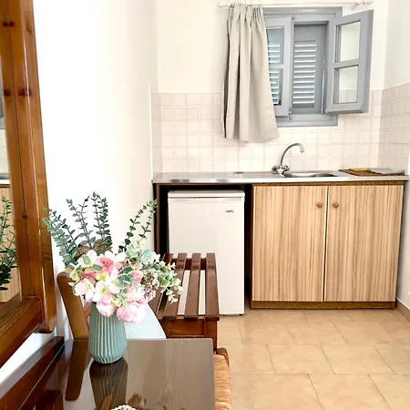 Kirki & On The Hill Apartment *